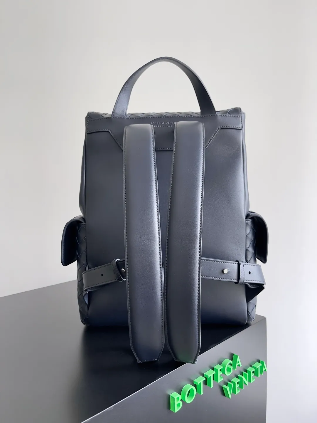 Batch 2560 Bottega Veneta's new Back To School backpack uses the iconic Intrecciato weaving leather process. Craftsmen use fine soft calfskin to weave it by hand. The weaving is tight and regular, and the texture is three-dimensional. The luster of the leather is super high-end, and the woven design of two different leathers creates a unique sense of layering. The flip-open design is equipped with two external flap pockets. It is super versatile whether it is for work, travel or daily life, and the capacity is also very practical.  The Back-To-School backpack is lighter than previous backpacks, and the space is large but not bulky. There are compartments for laptops and documents on the inner layer. The style is personalized, and it looks good and is easy to match. Carrying this backpack will double your chances of returning! Style number: 805971 Size: 39*31*14cm